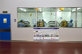 拥有10万级主阀部装无尘车间，每立方英尺空间中所含0.5um大小的颗粒物数量在2万个以下。确保液压部件和管路的清洁度。