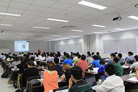 可容纳300人的研修室