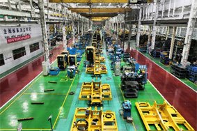 装配线采用先进的流水线连续生产方式，零部件投放采用JIT管理模式，实现了库存最小化。